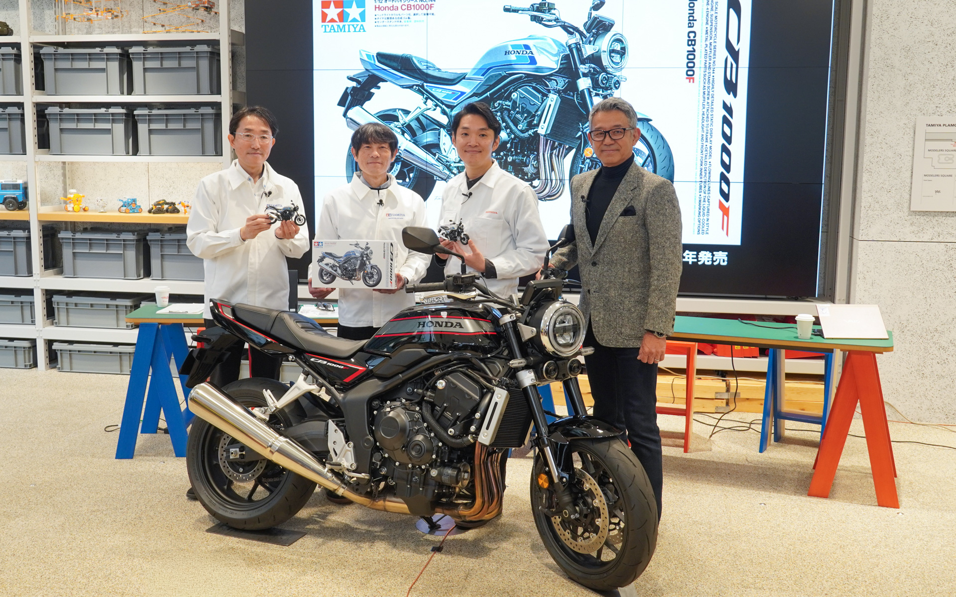 左から、株式会社タミヤ スケールモデル広報担当 山本暁氏、企画開発部 古谷隆久氏、本田技研工業株式会社 二輪・パワープロダクツ事業本部 商品開発部 CB1000F LPLの原本貴之氏、元Hondaワークスレーサーで評論家の宮城光氏