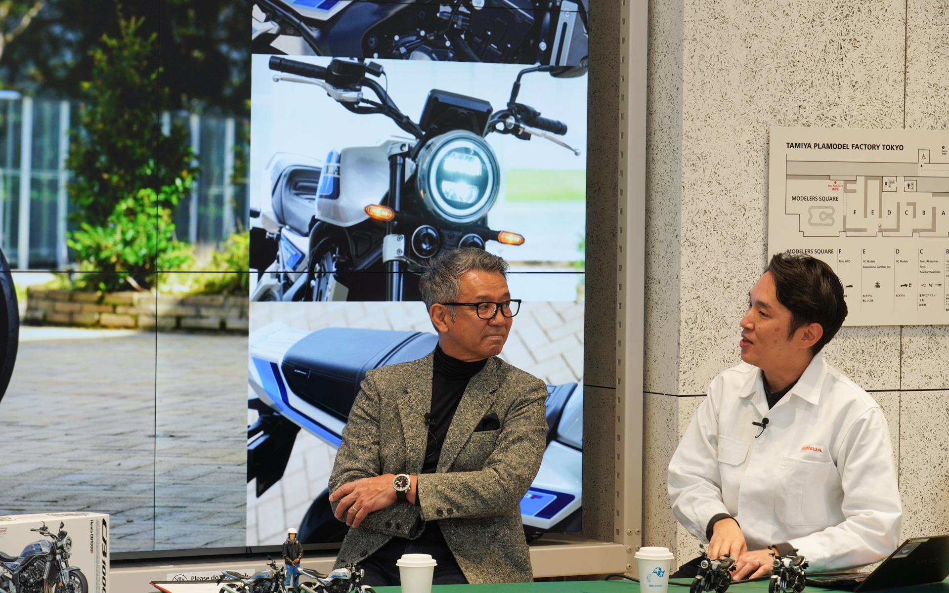 CBについて語り合う宮城氏と原本氏。原本氏はCB400やNC750の教習車を担当したので、2輪免許を取った人もこれから取る人も自分の担当車から逃れられない、と笑いを誘った
