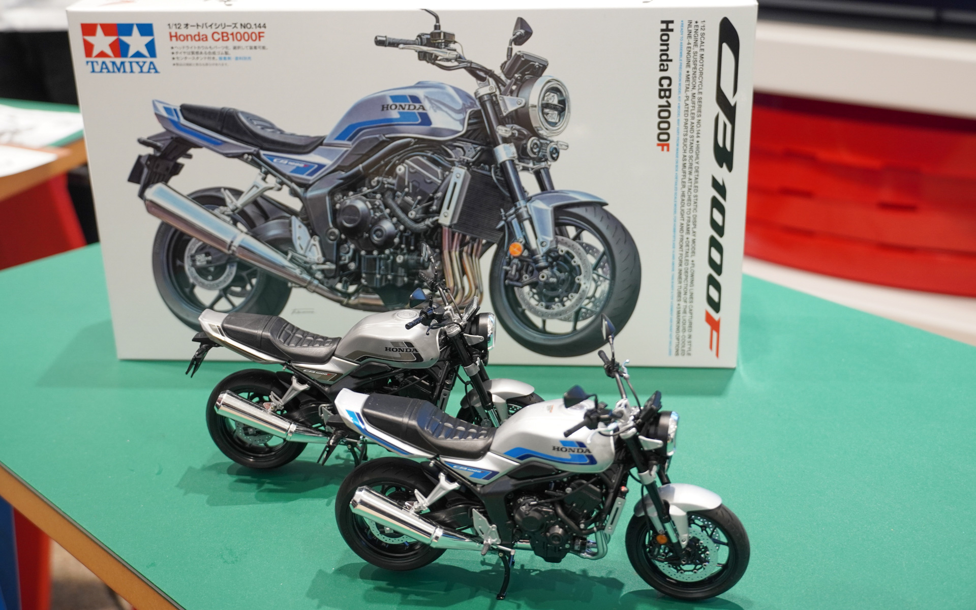 タミヤのCB1000F。手前が塗装して完成させたウルフシルバーメタリック（ブルーストライプ）、ボディ未塗装のウルフシルバーメタリック（グレーストライプ）