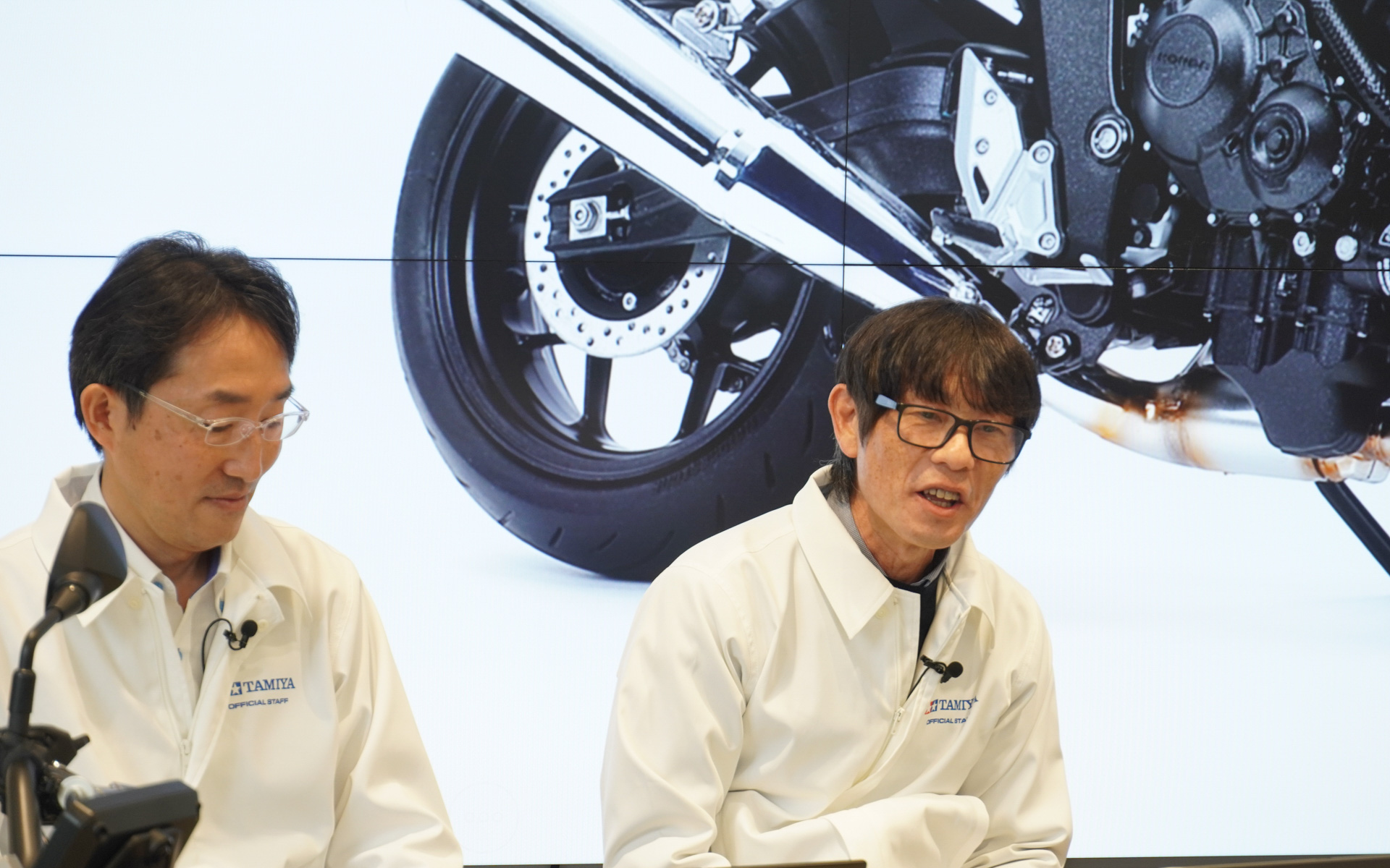 右がタミヤ 企画開発部の古谷隆久氏、左が司会のタミヤのスケールモデル広報担当の山本暁氏