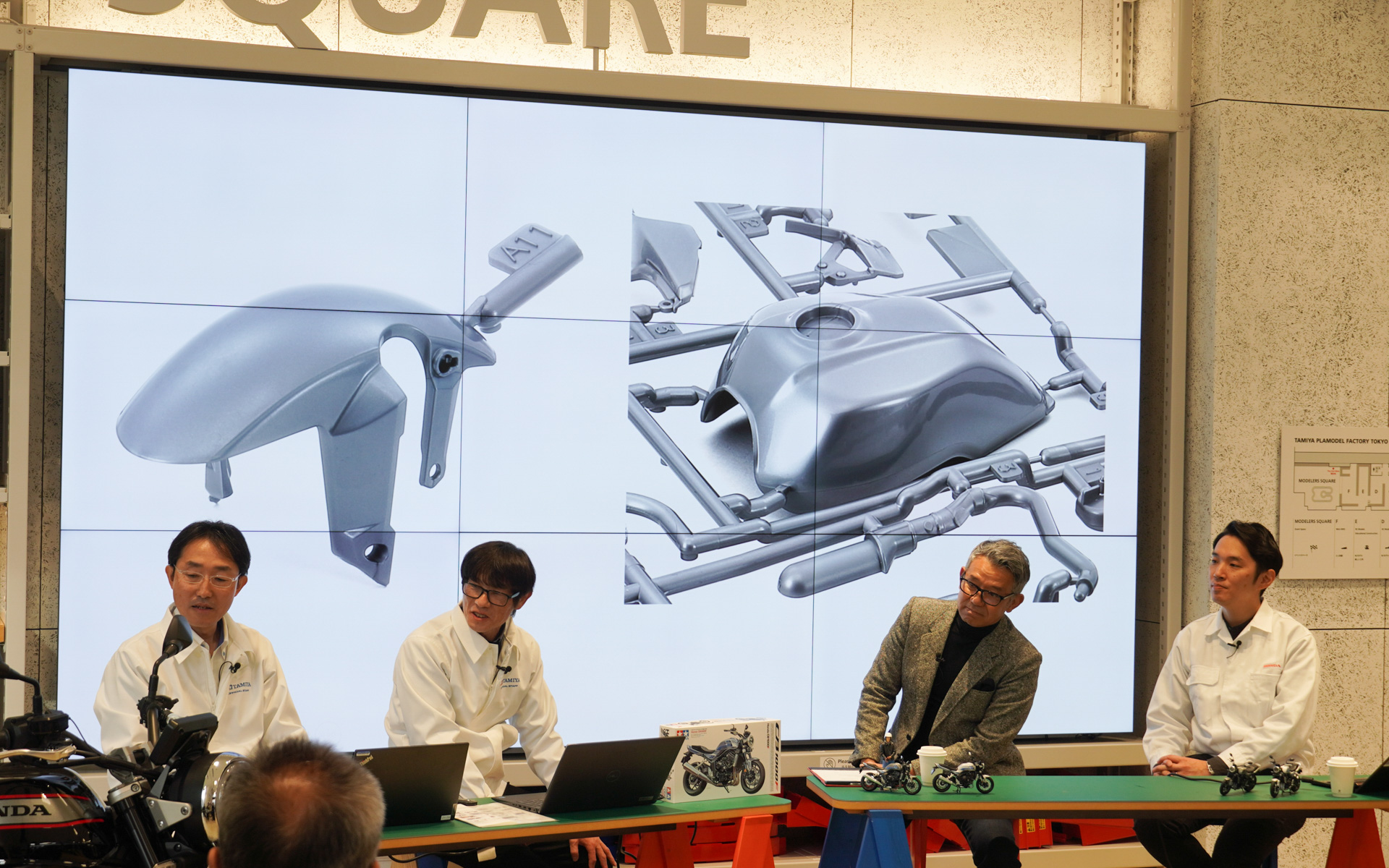 フロントフェンダーと燃料タンクは一体成型。フェンダーはこれだけで別ランナーになっている