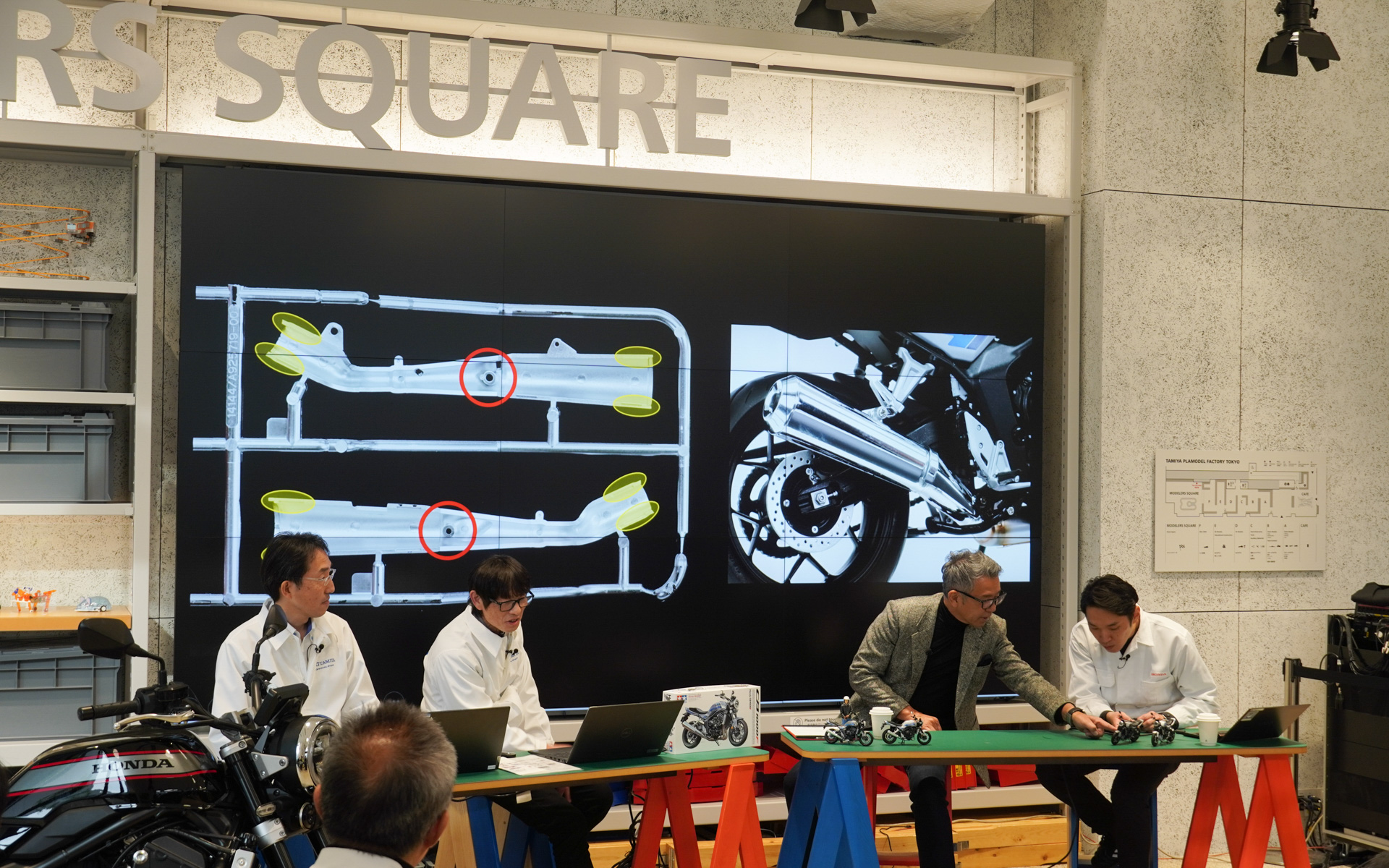 マフラーはめっきパーツを2分割。中央をビス止めしめっきをはがす接着部分を少なくした