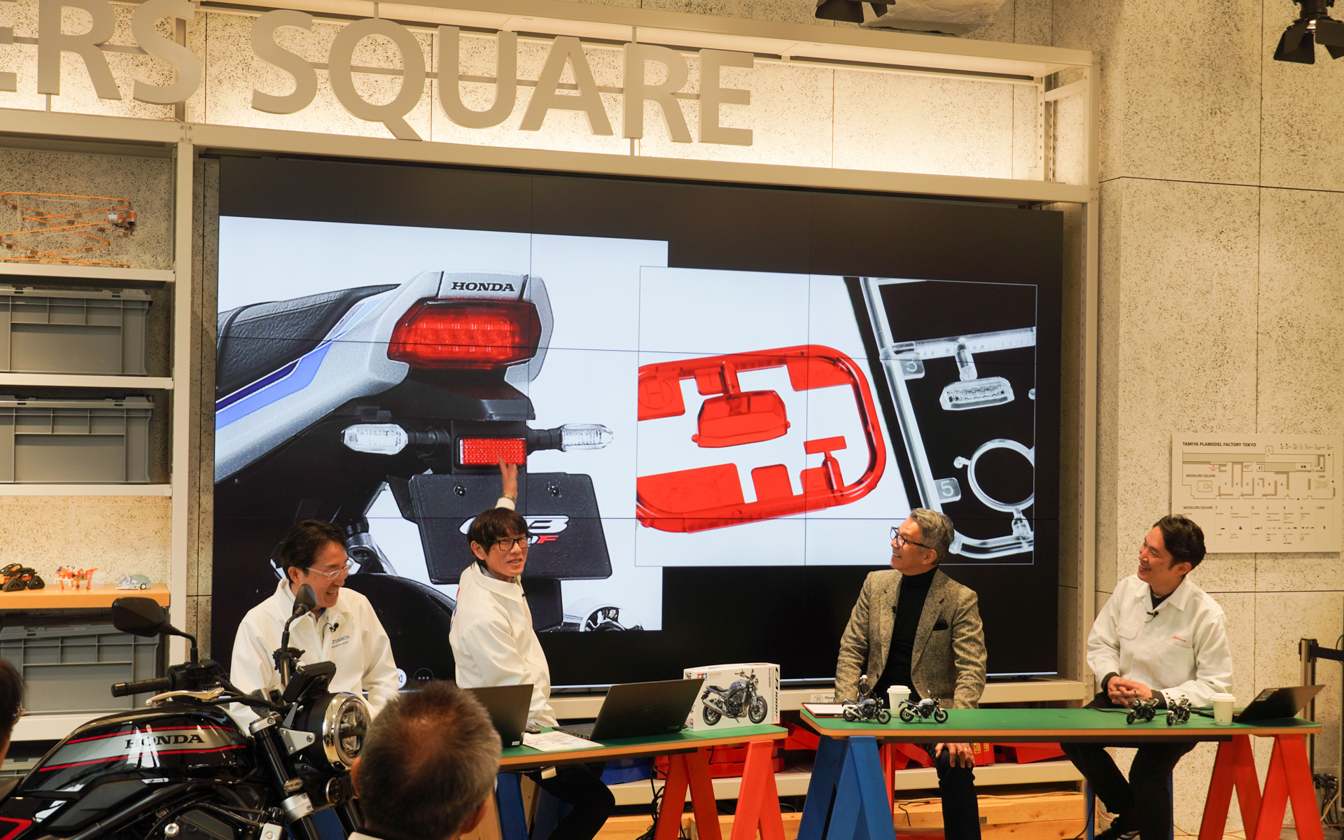 テールライトはクリアレッドとめっきパーツで再現