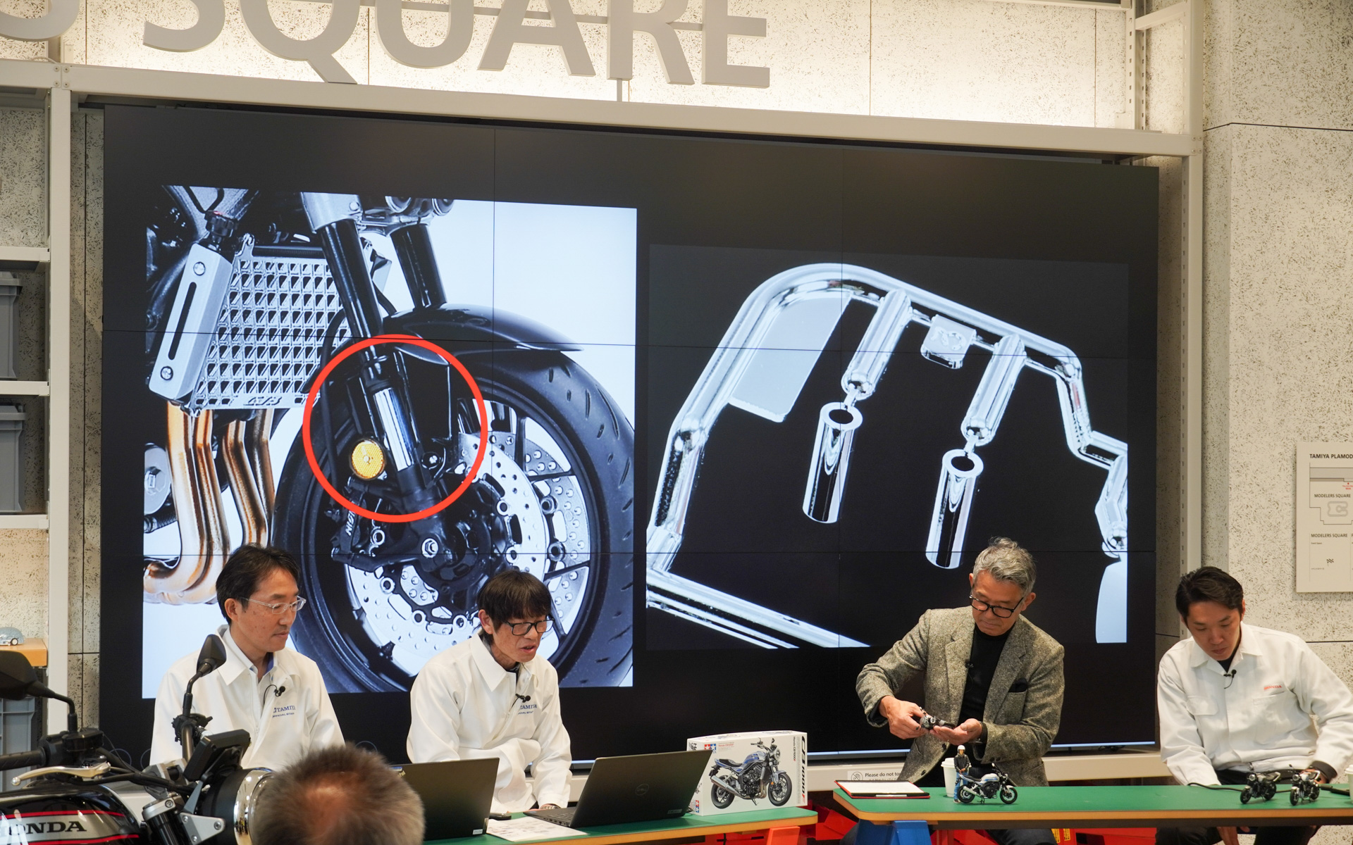 フロントショックのめっきパーツは、ランナーとの接合をアンダーゲートとした