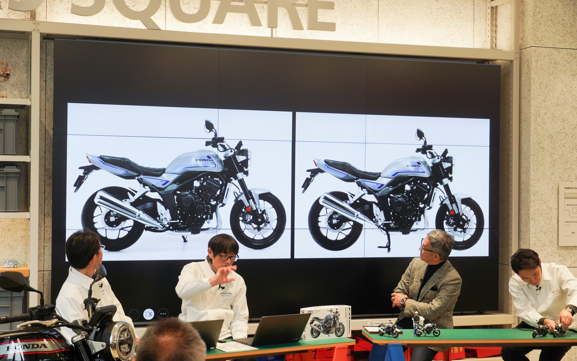 左がサイドスタンド、右がセンタースタンド。スイングアームの状態が微妙に違い、実車の開発者も納得の仕上がり