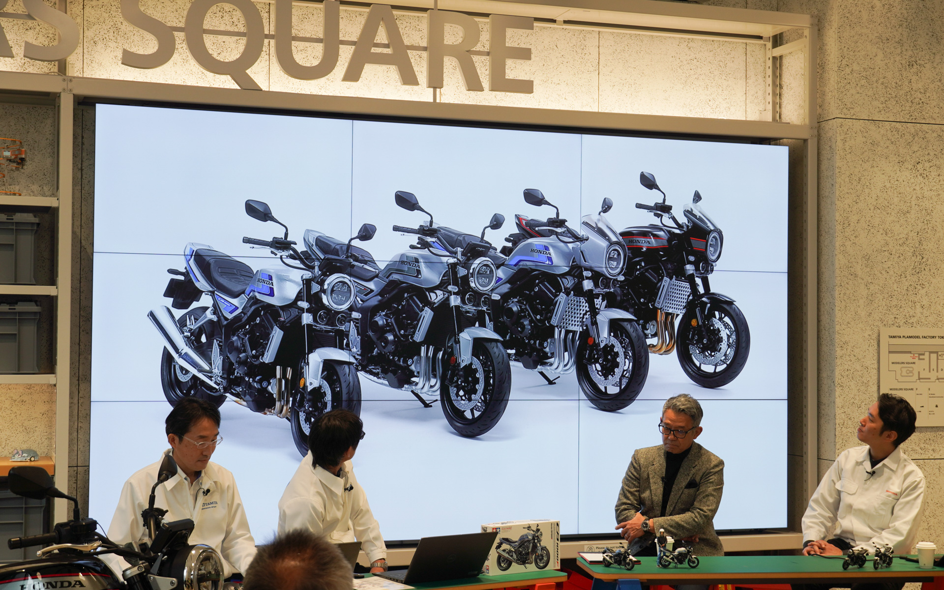 入っているパーツの組み合わせで、CB1000F SEのヘッドライトカウルやラジエーターカバーも付けられる