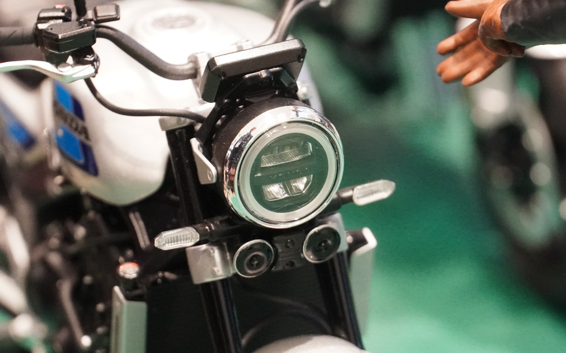 プラモデルのヘッドライト、中の「HONDA」のシグネチャーレターも再現