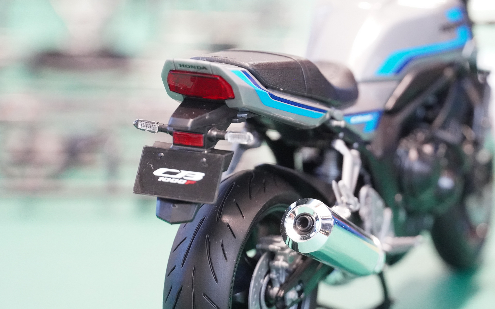 プラモデルのテールライト。内部のリフレクターが奥行き感を出している