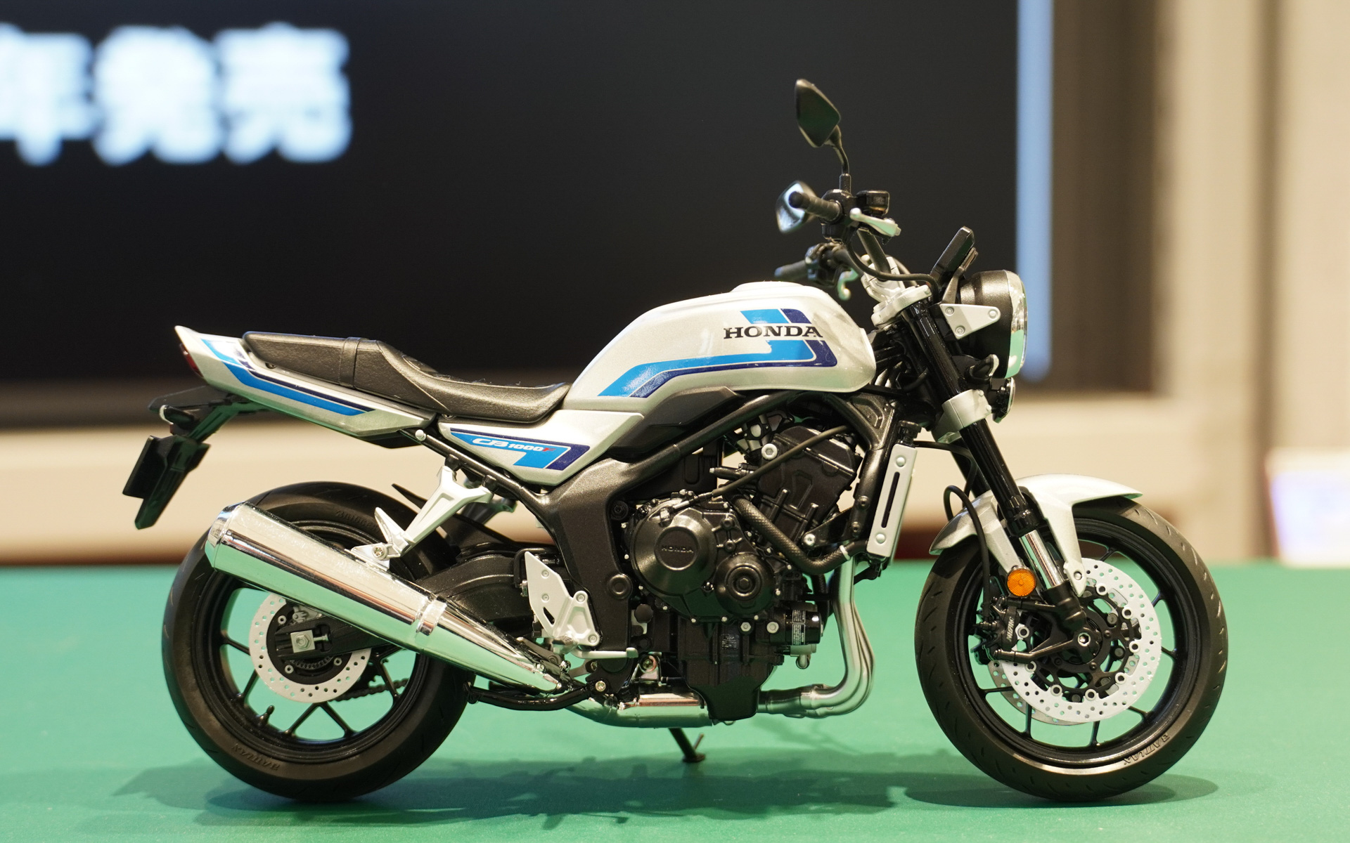 サイドスタンドを立てたところ