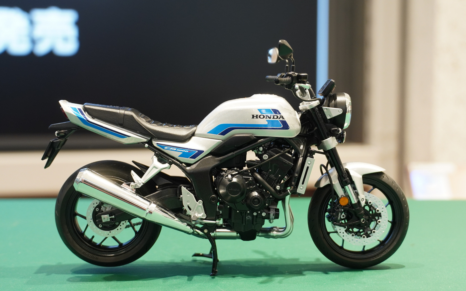 センタースタンドを立てるとわずかにスイングアームが動く