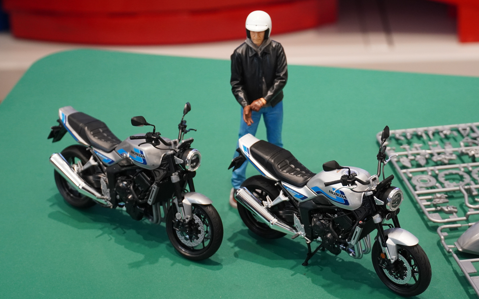 タミヤからはセットで並べたいフィギュアとして「1/12 ストリートライダー」も用意される