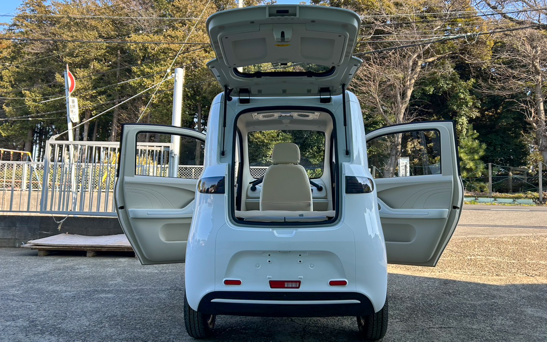 ハッチバックタイプで後部から荷物を取り出しやすい