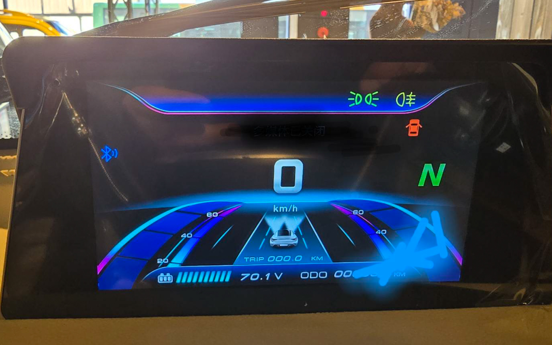 ターンシグナル内蔵ドアミラー（手動可倒式）、スマートキー、プッシュスタートスイッチ、パワーウィンドウ、車内換気ファン、Bluetooth、USB電源なども備える