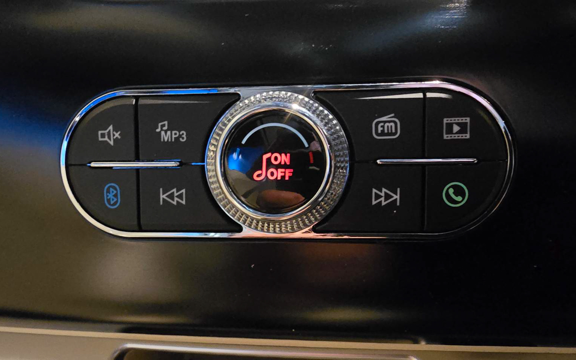 ターンシグナル内蔵ドアミラー（手動可倒式）、スマートキー、プッシュスタートスイッチ、パワーウィンドウ、車内換気ファン、Bluetooth、USB電源なども備える