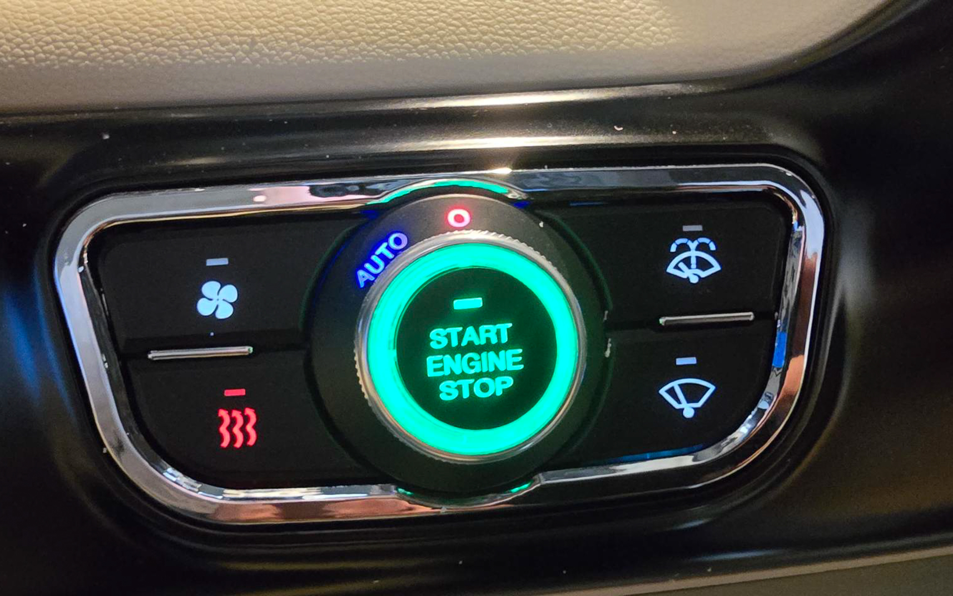 ターンシグナル内蔵ドアミラー（手動可倒式）、スマートキー、プッシュスタートスイッチ、パワーウィンドウ、車内換気ファン、Bluetooth、USB電源なども備える