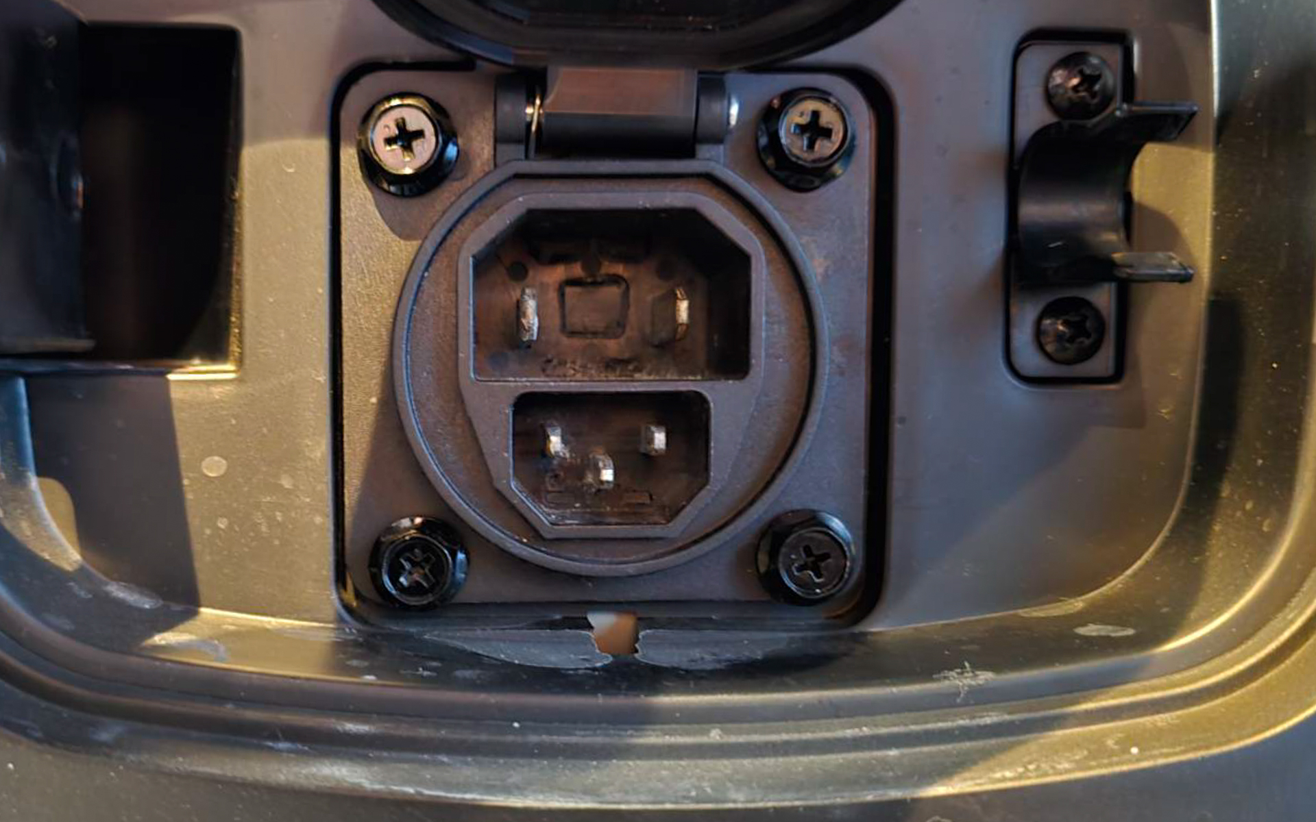 家庭用100Vコンセントで充電できる