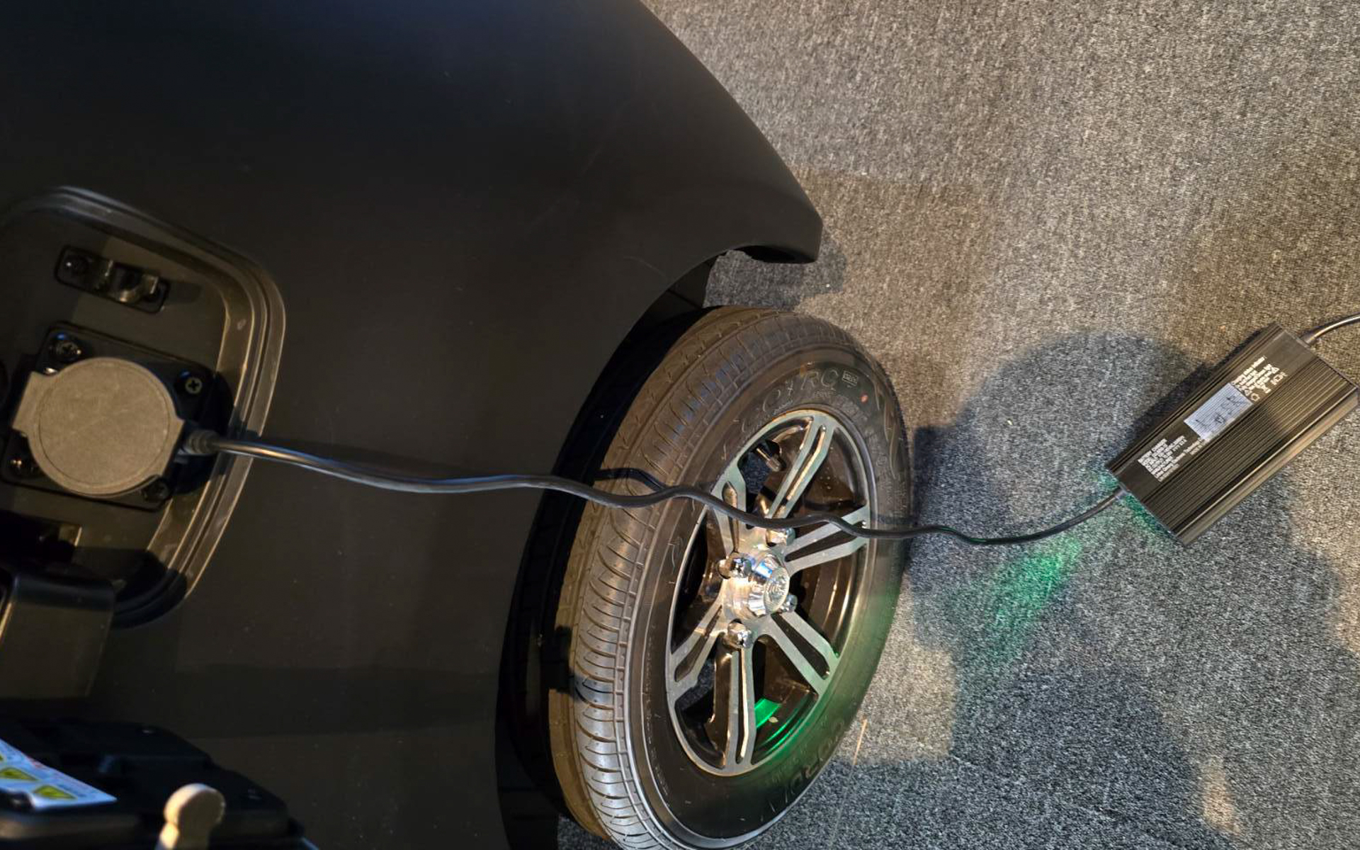 家庭用100Vコンセントで充電できる