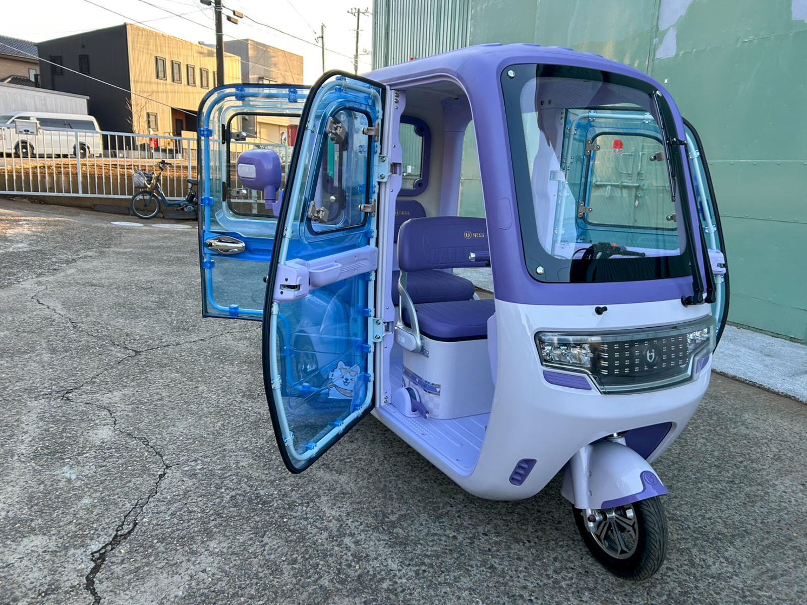 車体左右にドアが2枚ずつ設けられている