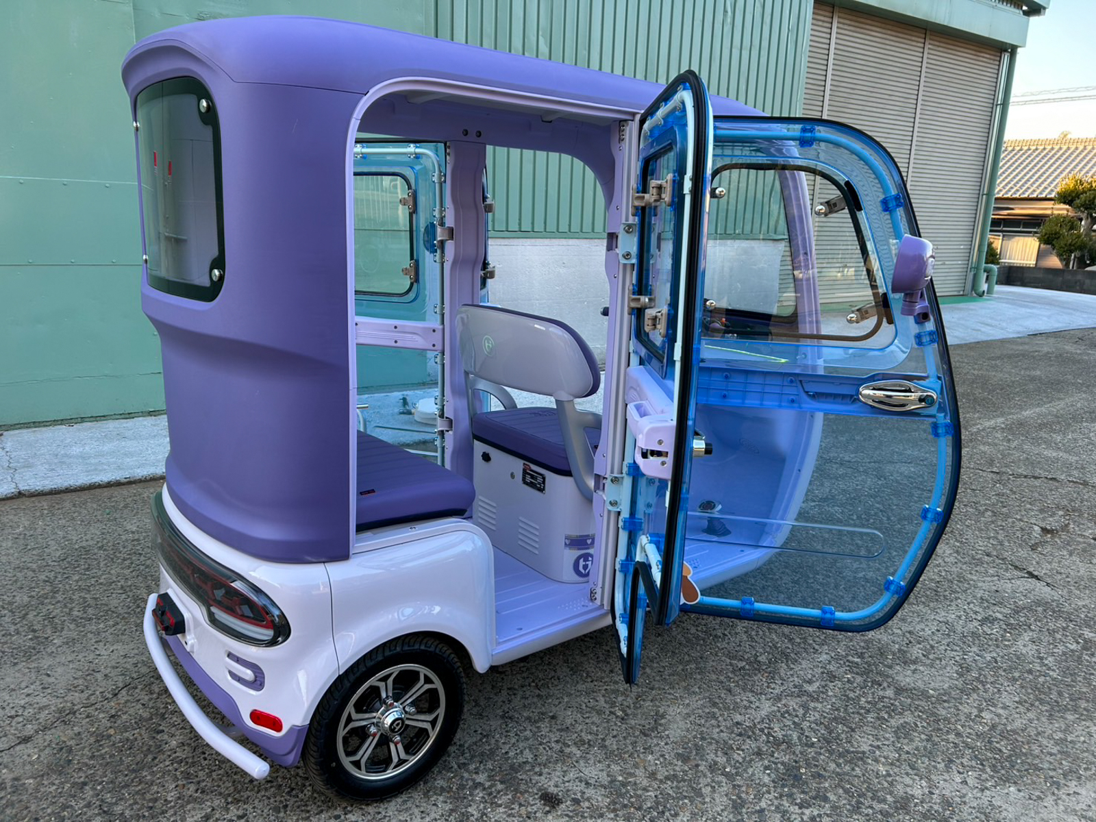 車体左右にドアが2枚ずつ設けられている