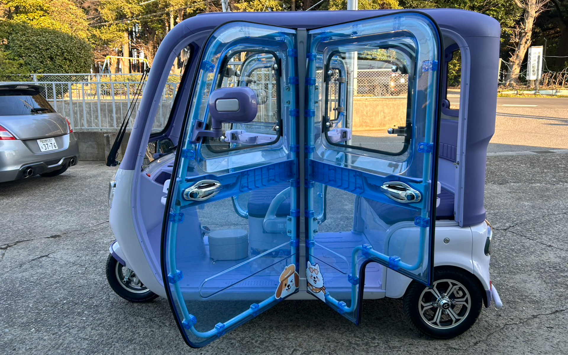 車体左右にドアが2枚ずつ設けられている