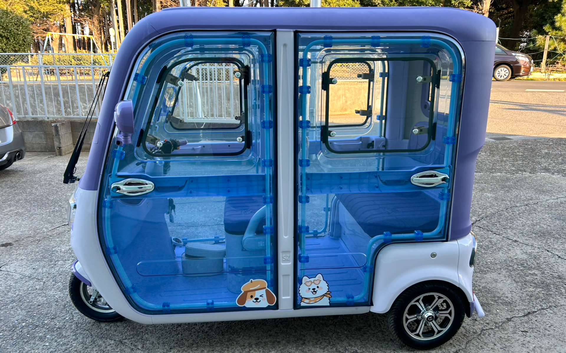 車体左右にドアが2枚ずつ設けられている