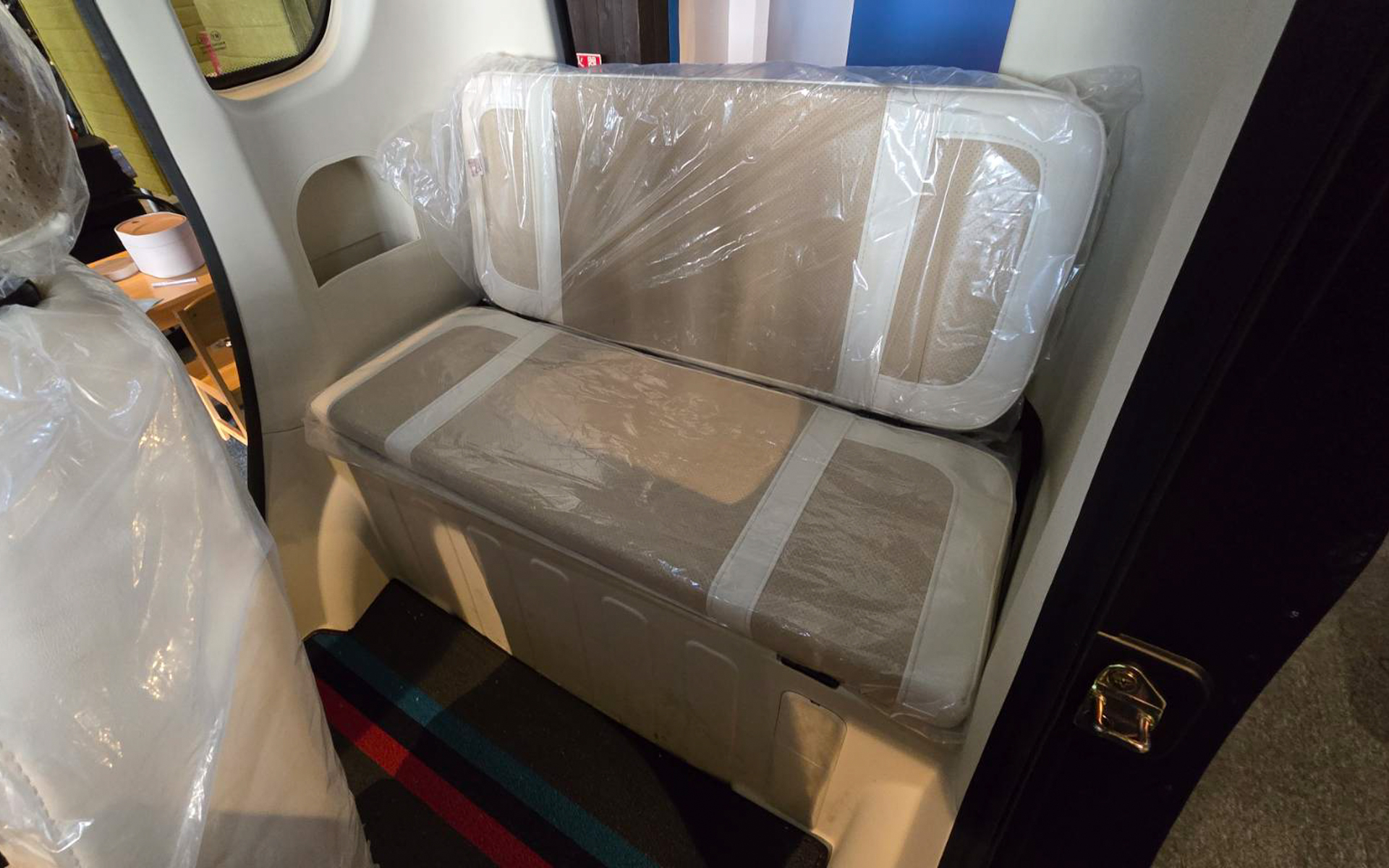 後部座席はフルフラットにでき、210kgまで荷物を積載可能