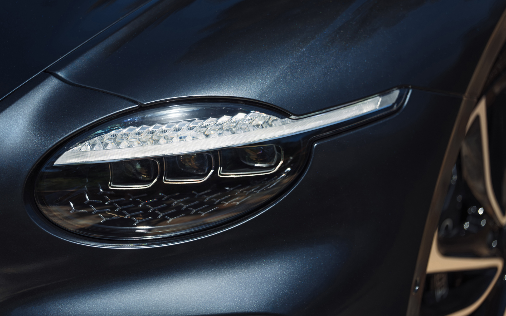 ダークティント仕上げのフルLEDマトリックスヘッドライト