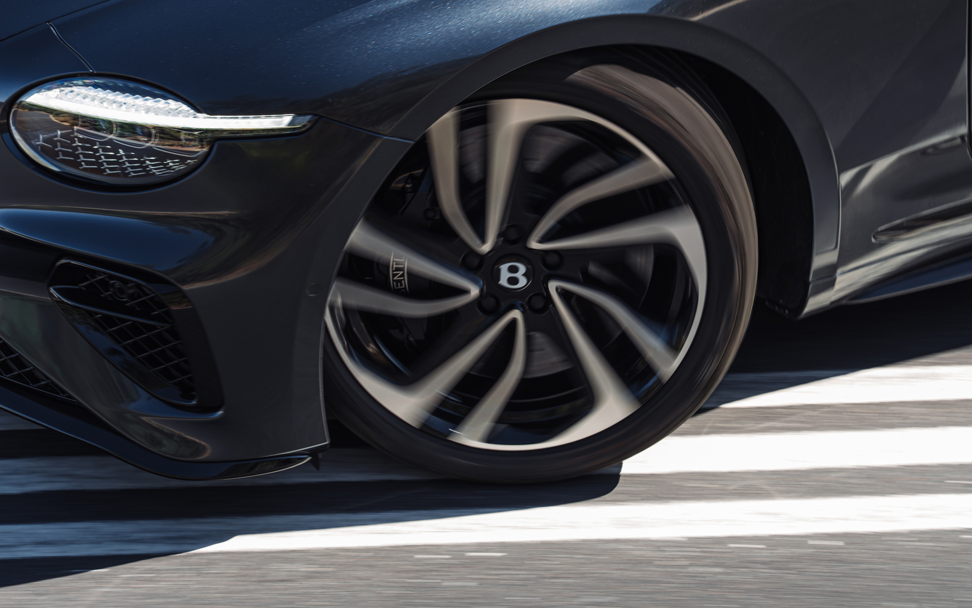 標準装備の22インチ・10スウェプトスポーク・アロイホイール