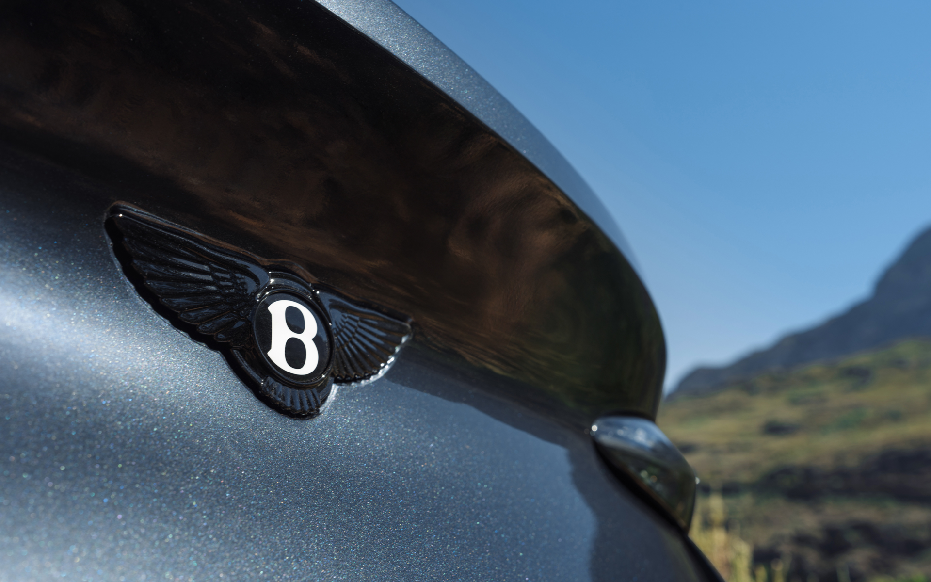 ブラックのベントレーウイングエンブレム