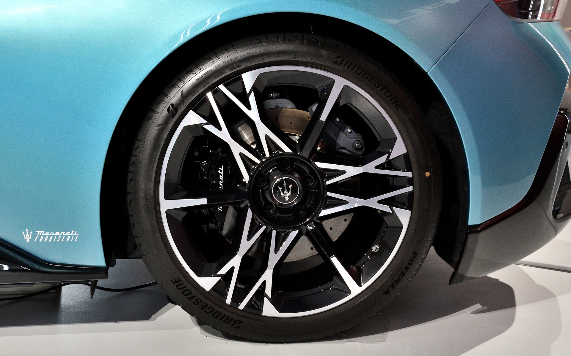 試乗車のタイヤはブリヂストンの「POTENZA SPORT（ポテンザ スポーツ）」で、サイズはフロントが245/35R20、リアが305/30R20