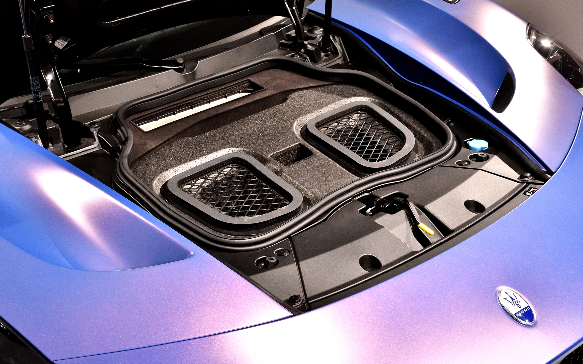 フランクの場所はダウンフォースを向上させるために、フロントバンパー下部から取り入れたエアを上方へ抜くためのダクトが設けられている（写真は施設内に展示されていた車両）