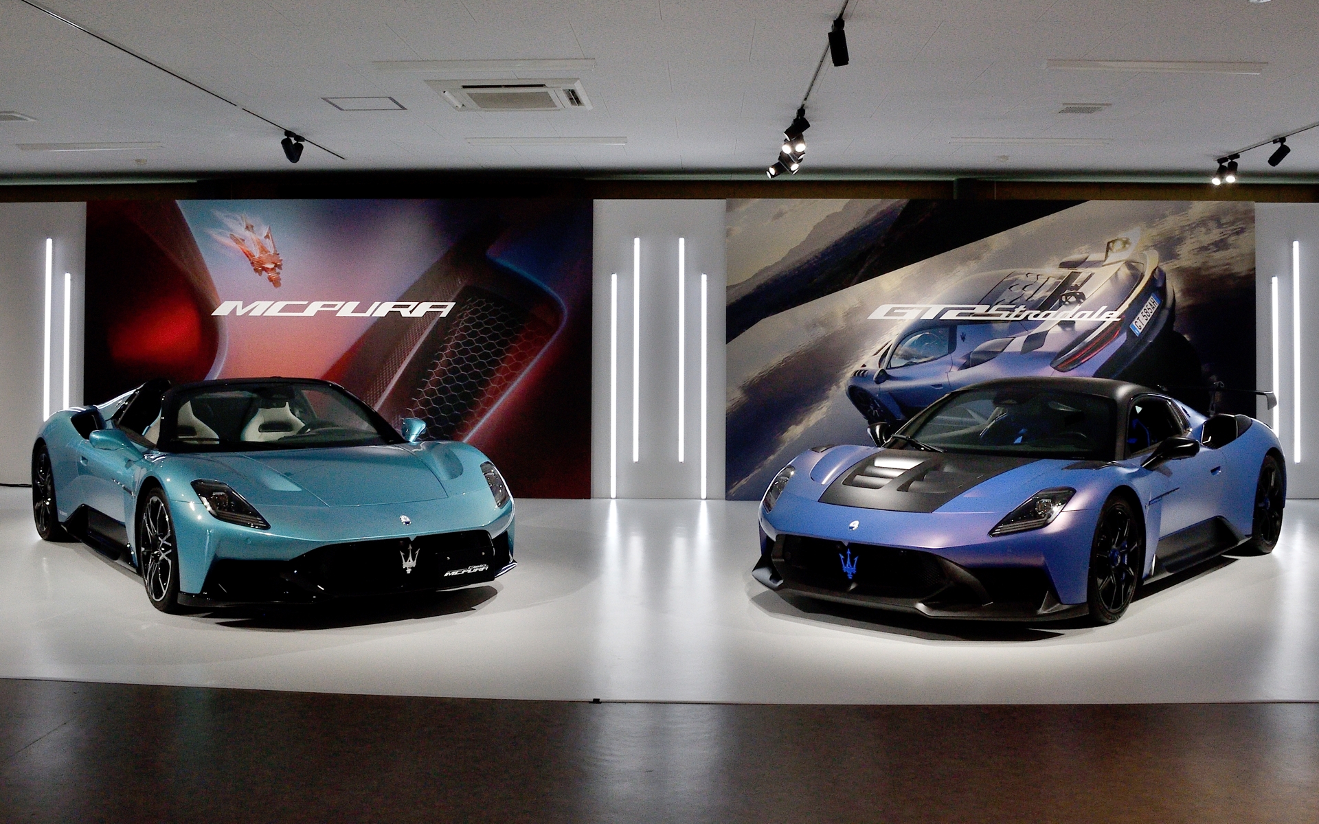 試乗会場の施設内に展示されていたMCプーラ（左）のボディカラーは特注色「AI AQUA RAINBOW MATTE - Fuoriserie」。GT2ストラダーレ（右）のボディカラーは特注色「デジタル・オーロラ - Fuoriserie」