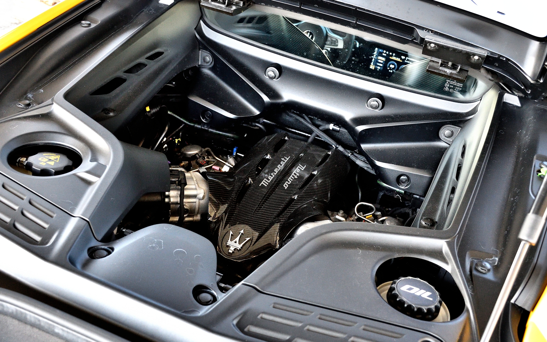 搭載するV型6気筒3.0リッターツインターボエンジンは、最高出力640PS/7500rpm、最大トルク720Nm/3000～5500rpmを発生。最高速は324km/hを誇る。0-100km/h加速は2.8秒