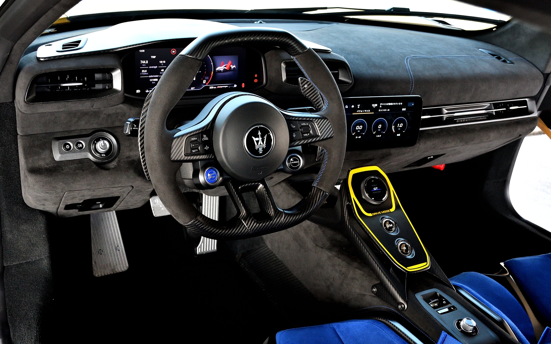 内装はMCプーラと同じくフルアルカンターラ仕様