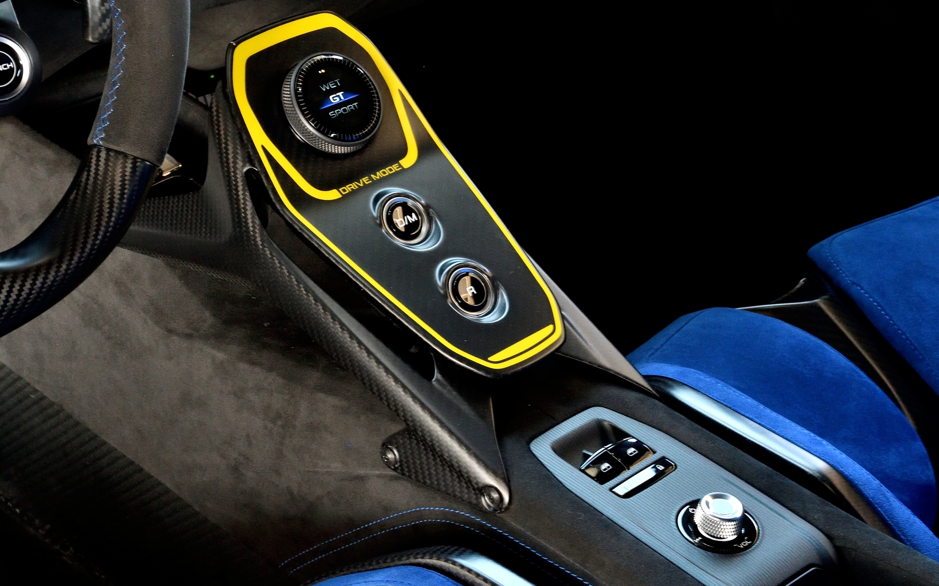 シフトボタンまわりはボディカラーと同じ黄色で囲まれている