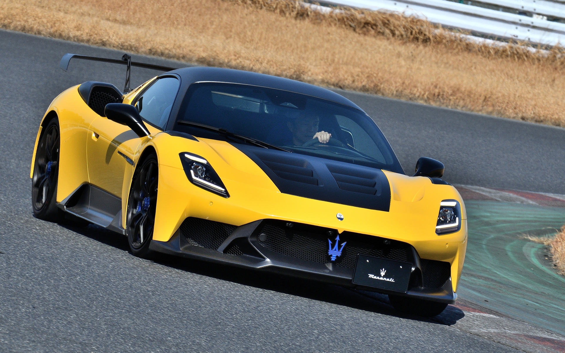 地を這うようなコーナリングを実現