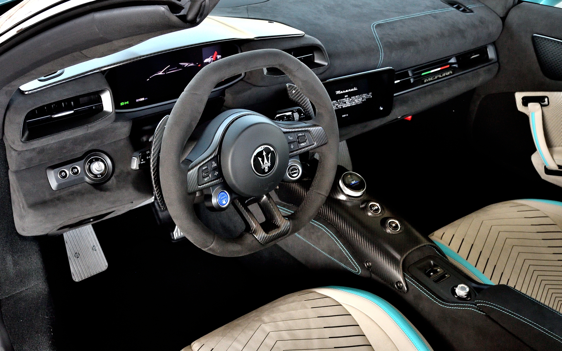 ステアリングは上下がフラットになったタイプへ変更。オプションで上部にシフトインジケーターを内蔵したステアリングも用意している