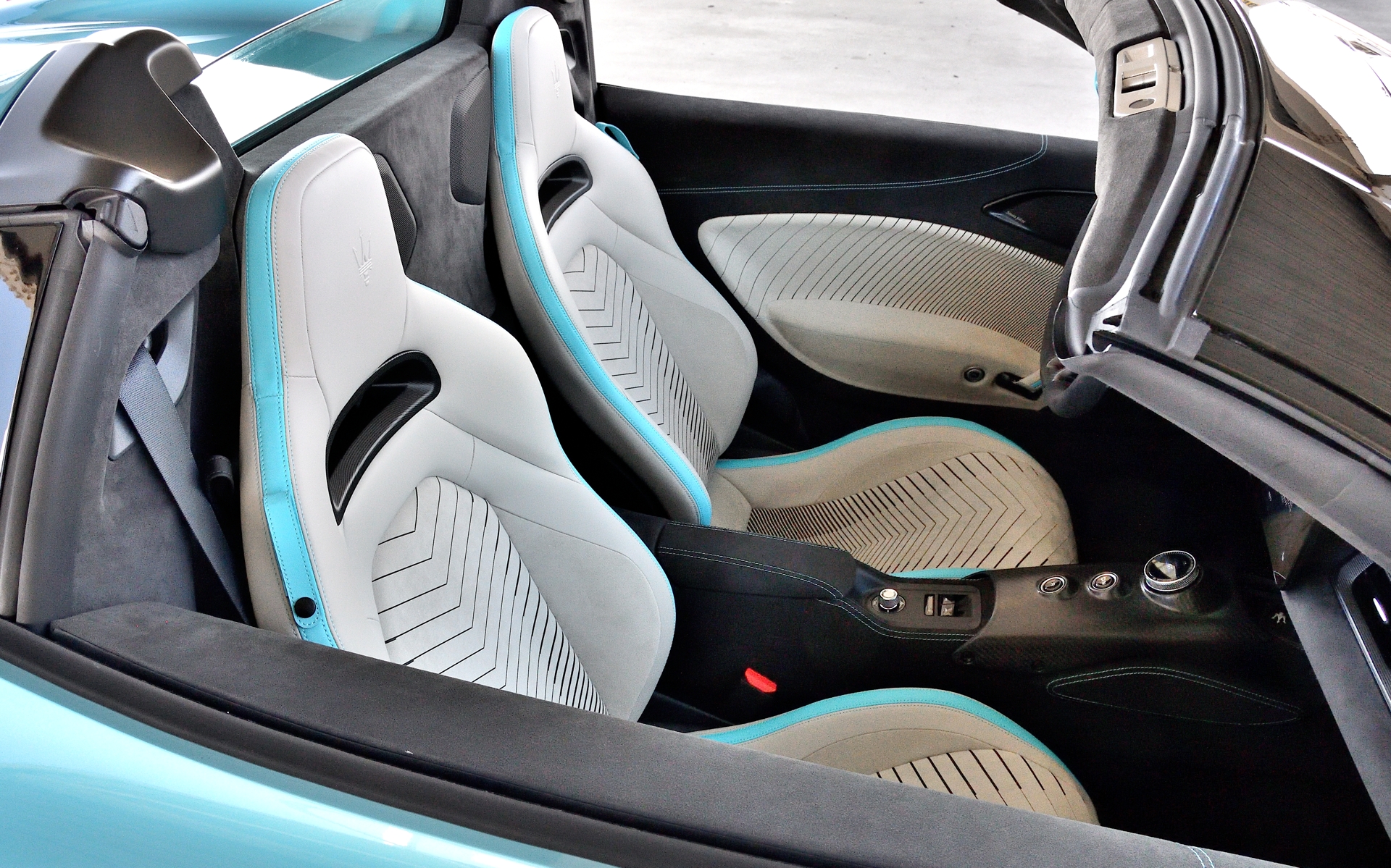 内装はしなやかなグリップとラグジュアリーな手触りを両立させたフルアルカンターラ仕様