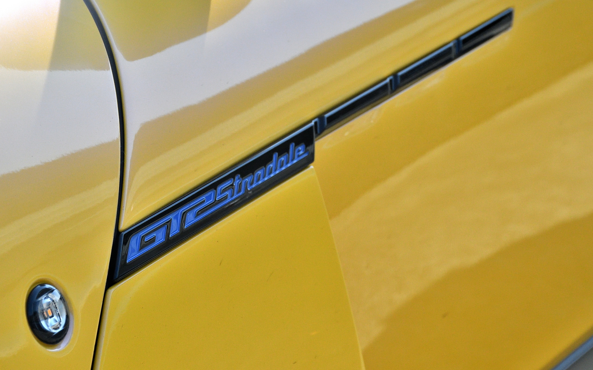 フロントフェンダーには「GT2 Stradale」の文字が入る