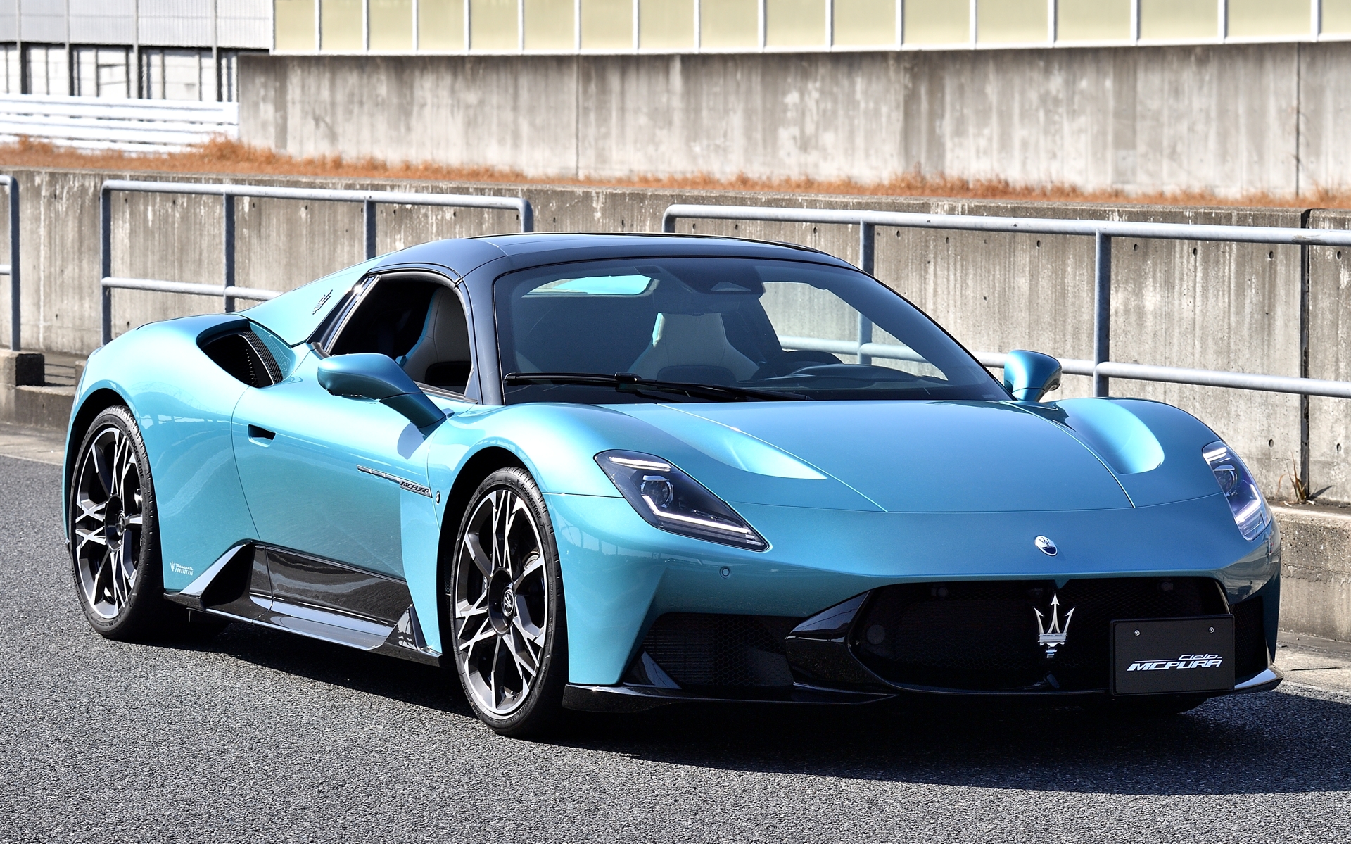 MCプーラ。試乗車のボディカラーは特注色のAI AQUA RAINBOW MATTE - Fuoriserie