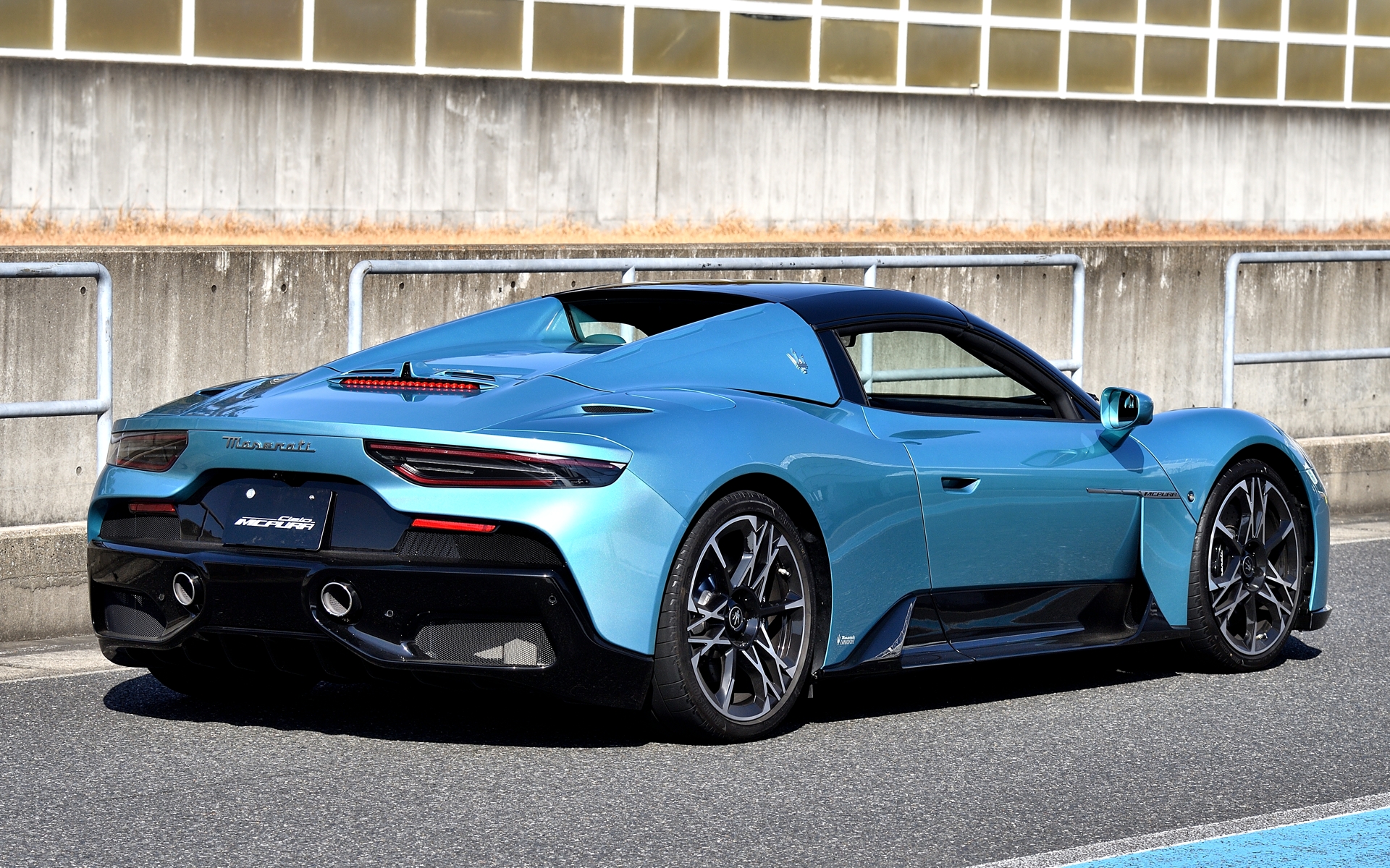 ボディサイズは4669×1965×1224mm（全長×全幅×全高）、ホイールベースは2700mm