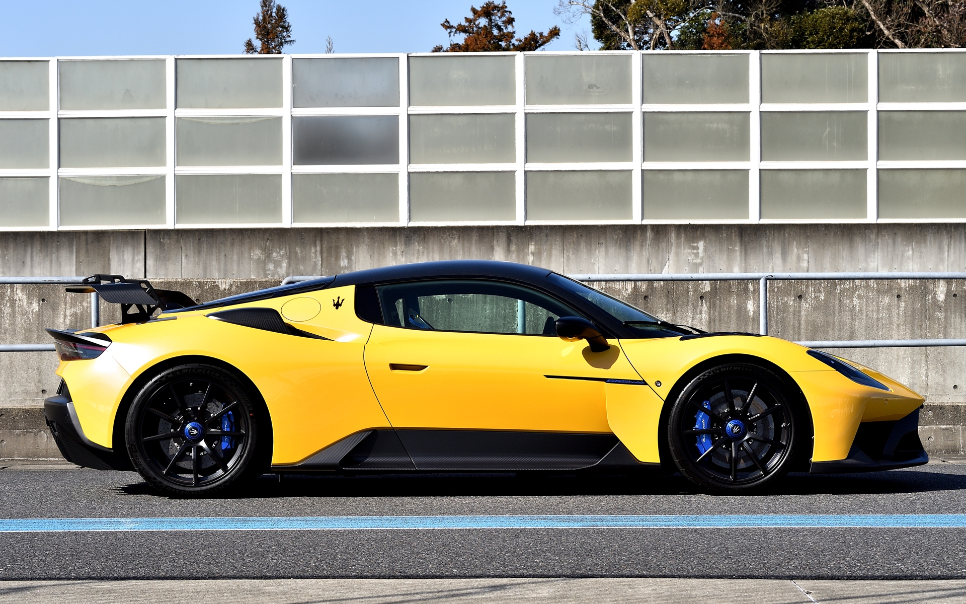 フロントオーバーハングは1076mm、リアオーバーハングは893mm