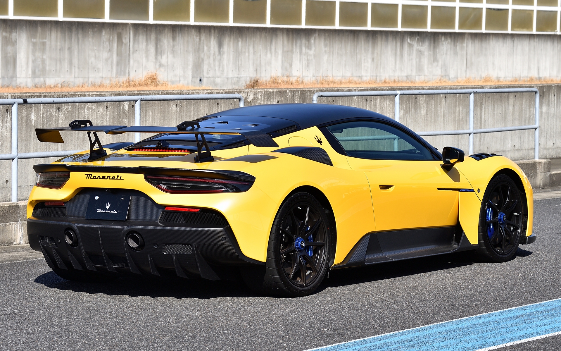 ボディサイズは4669×1965×1222mm（全長×全幅×全高）、ホイールベースは2700mm