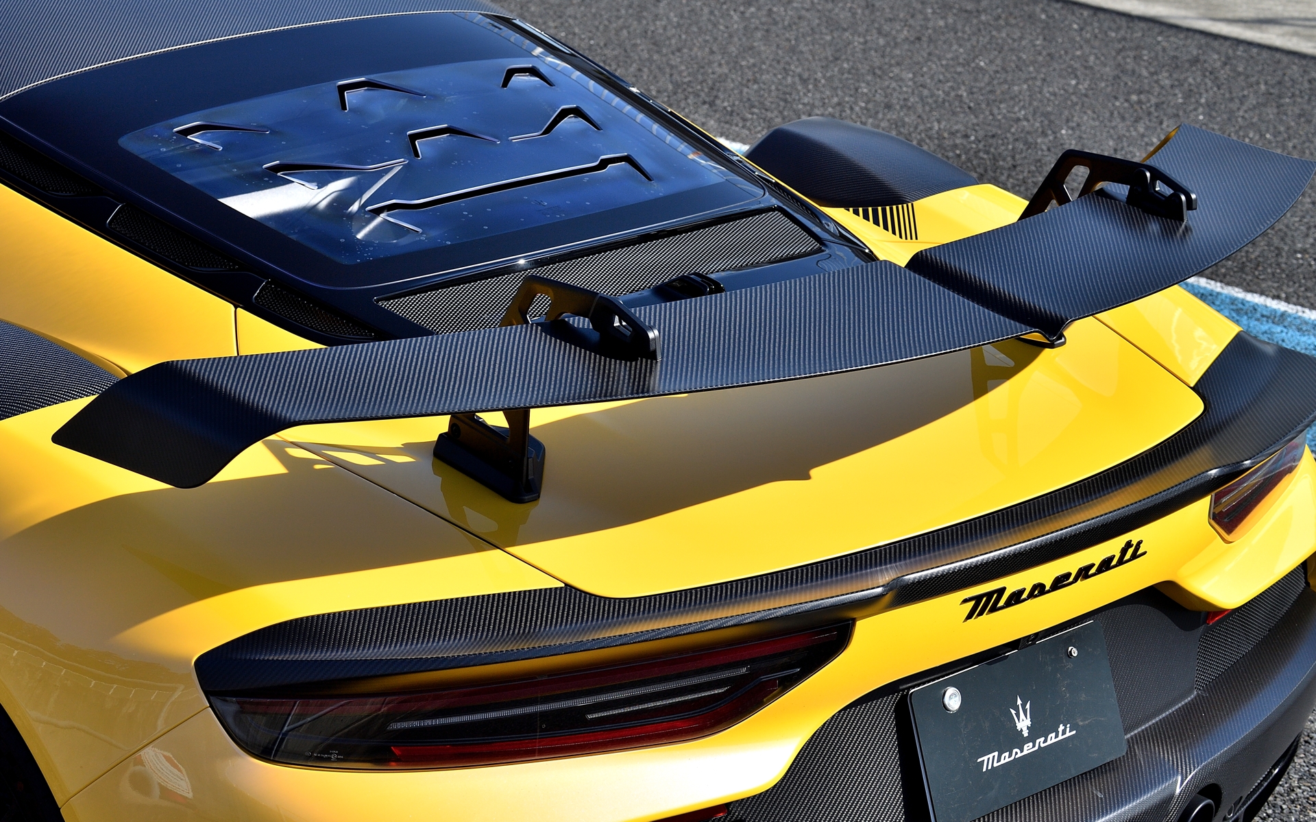 前後に専用エアロパーツを採用し、フロントは＋95kg、リアは＋260kgのダウンフォースを発生する