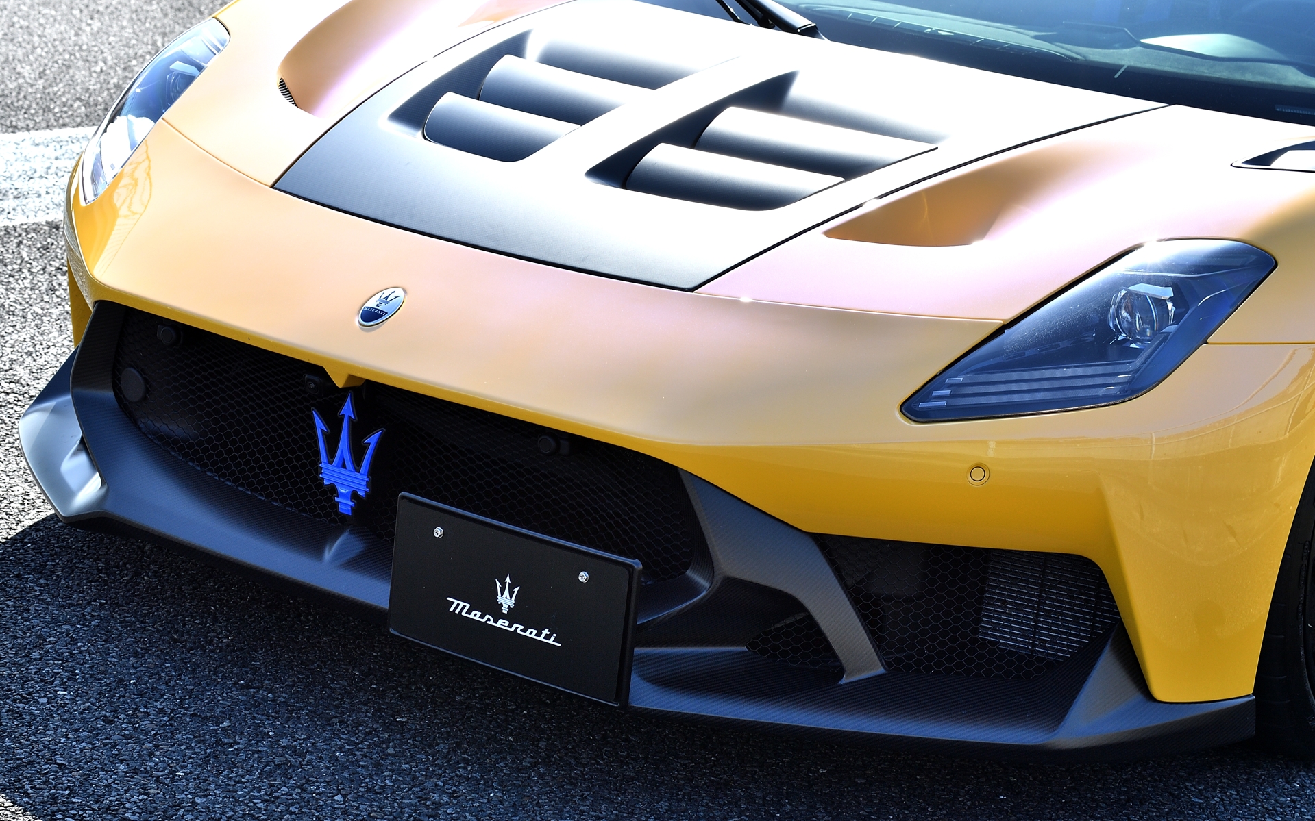 前後に専用エアロパーツを採用し、フロントは＋95kg、リアは＋260kgのダウンフォースを発生する