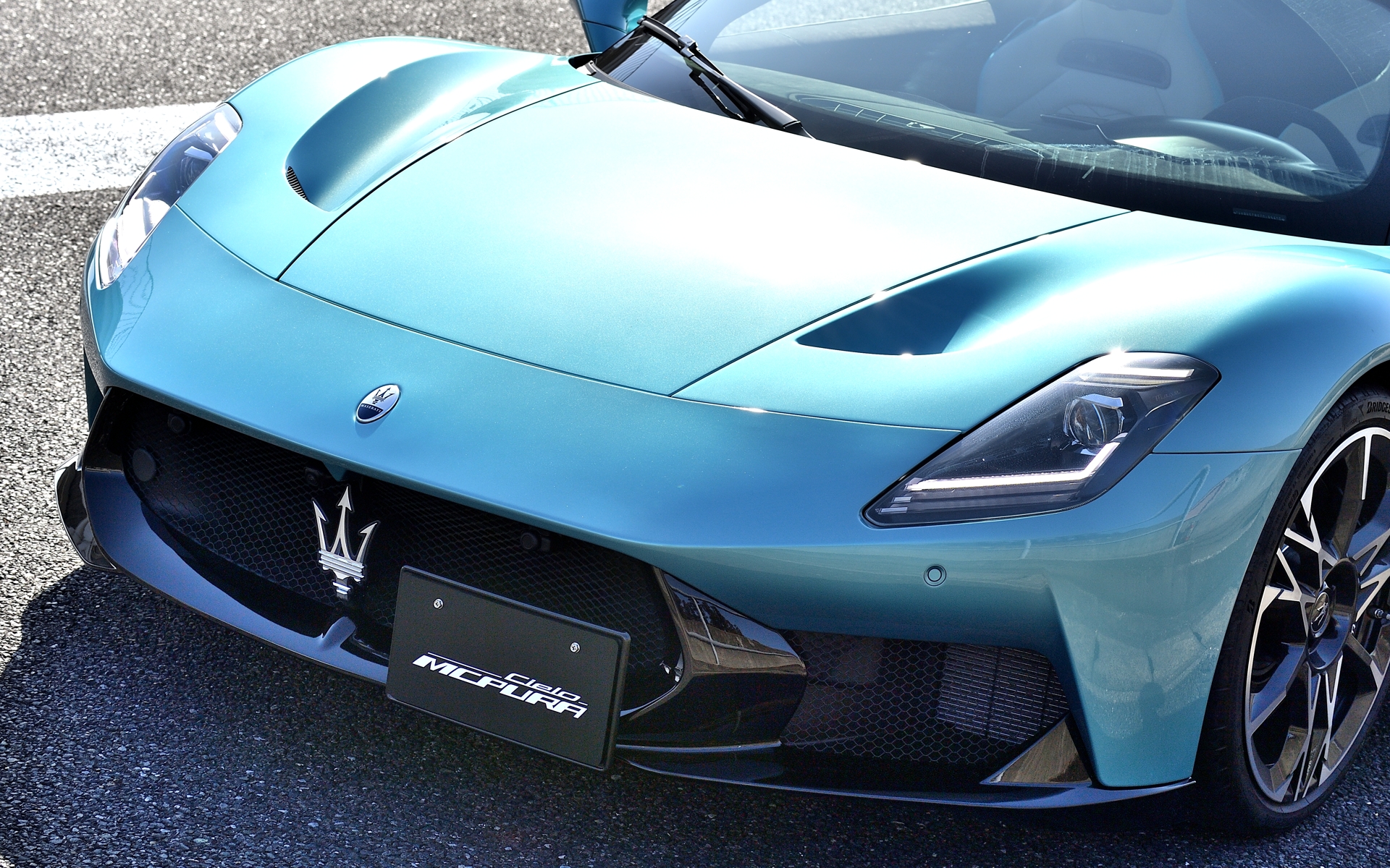 フロントやサイドはMC20よりもシャープな造形になり、ダウンフォース向上とともに洗練されたデザインに仕上げられている