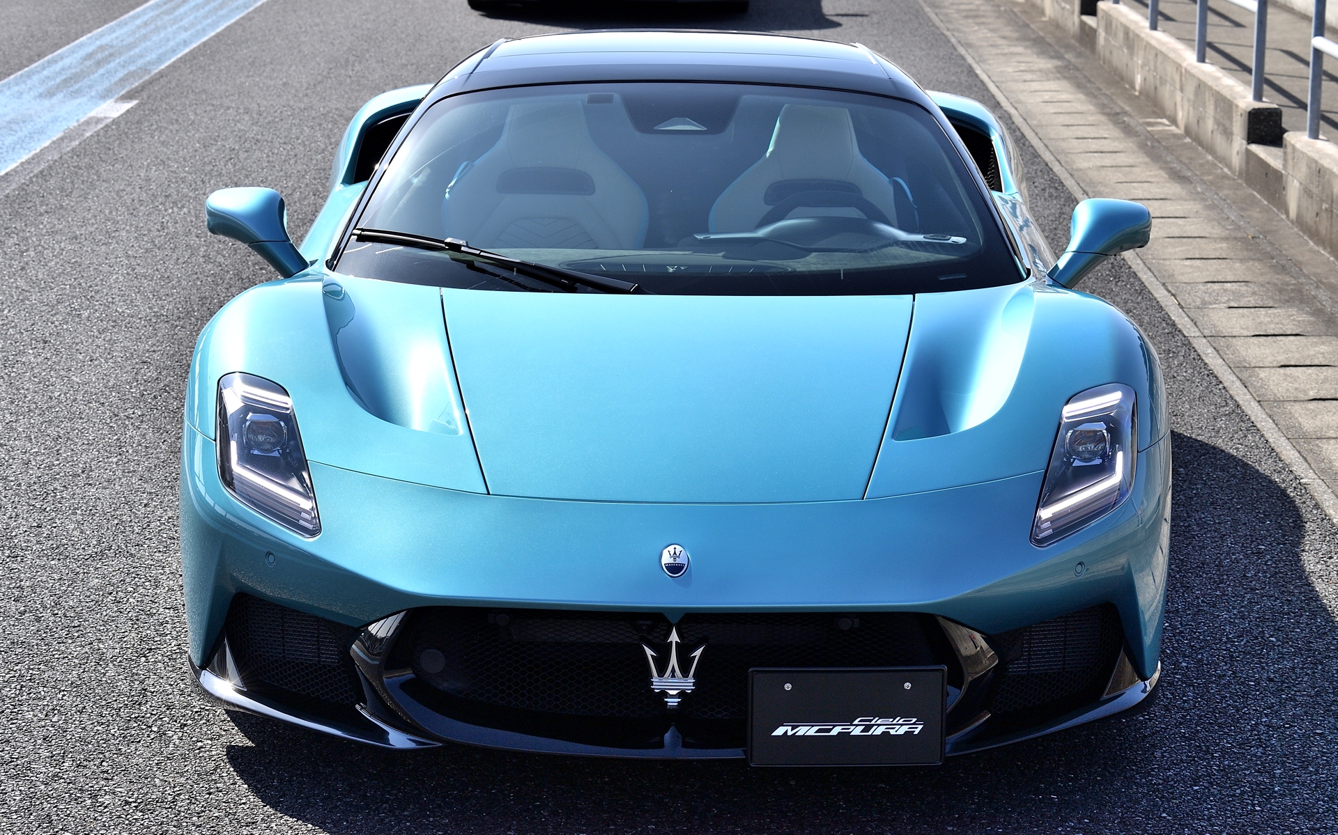 搭載するエンジンは、最高出力630PS/7500rpm、最大トルク730Nm/3000～5500rpmを発生するV型6気筒3.0リッターツインターボエンジンで、最高速は320km/hを誇る。0-100km/h加速は2.9秒