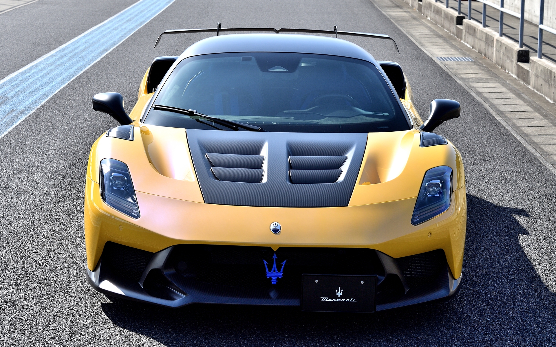 カーボンファイバーを多用することでMCプーラより計59kgの軽量化を実現。価格は4394万円～