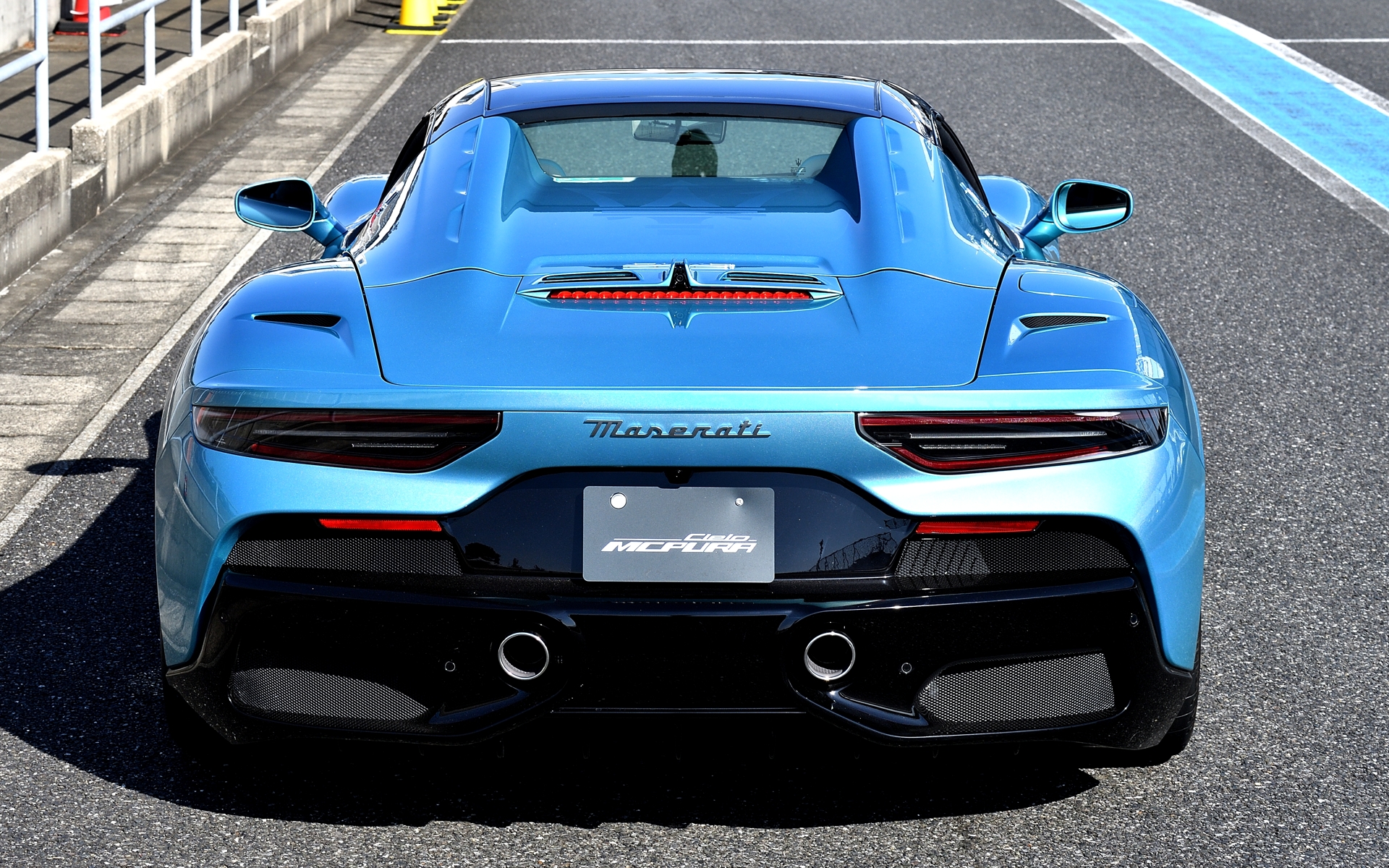 搭載するエンジンは、最高出力630PS/7500rpm、最大トルク730Nm/3000～5500rpmを発生するV型6気筒3.0リッターツインターボエンジンで、最高速は320km/hを誇る。0-100km/h加速は2.9秒