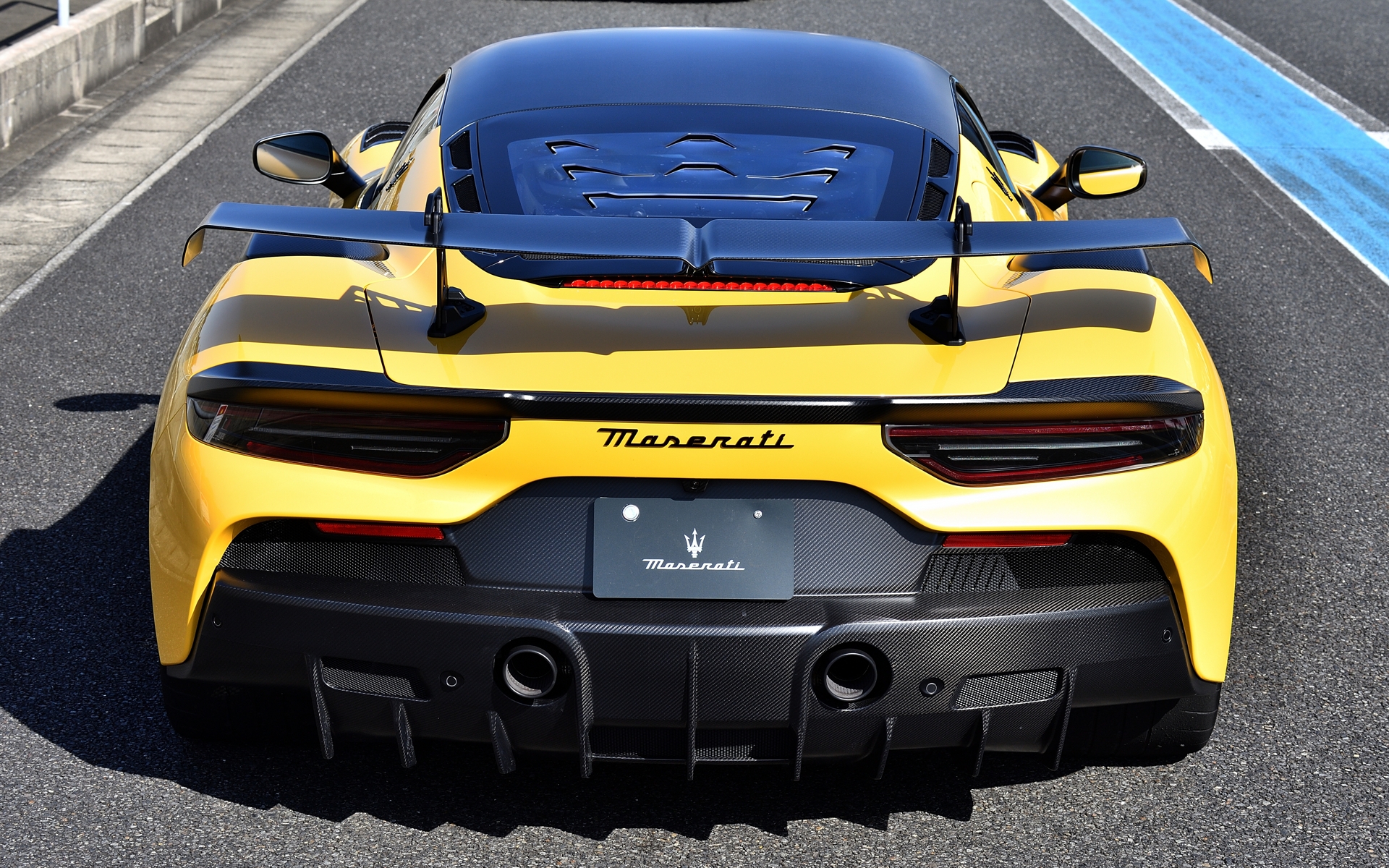 カーボンファイバーを多用することでMCプーラより計59kgの軽量化を実現。価格は4394万円～